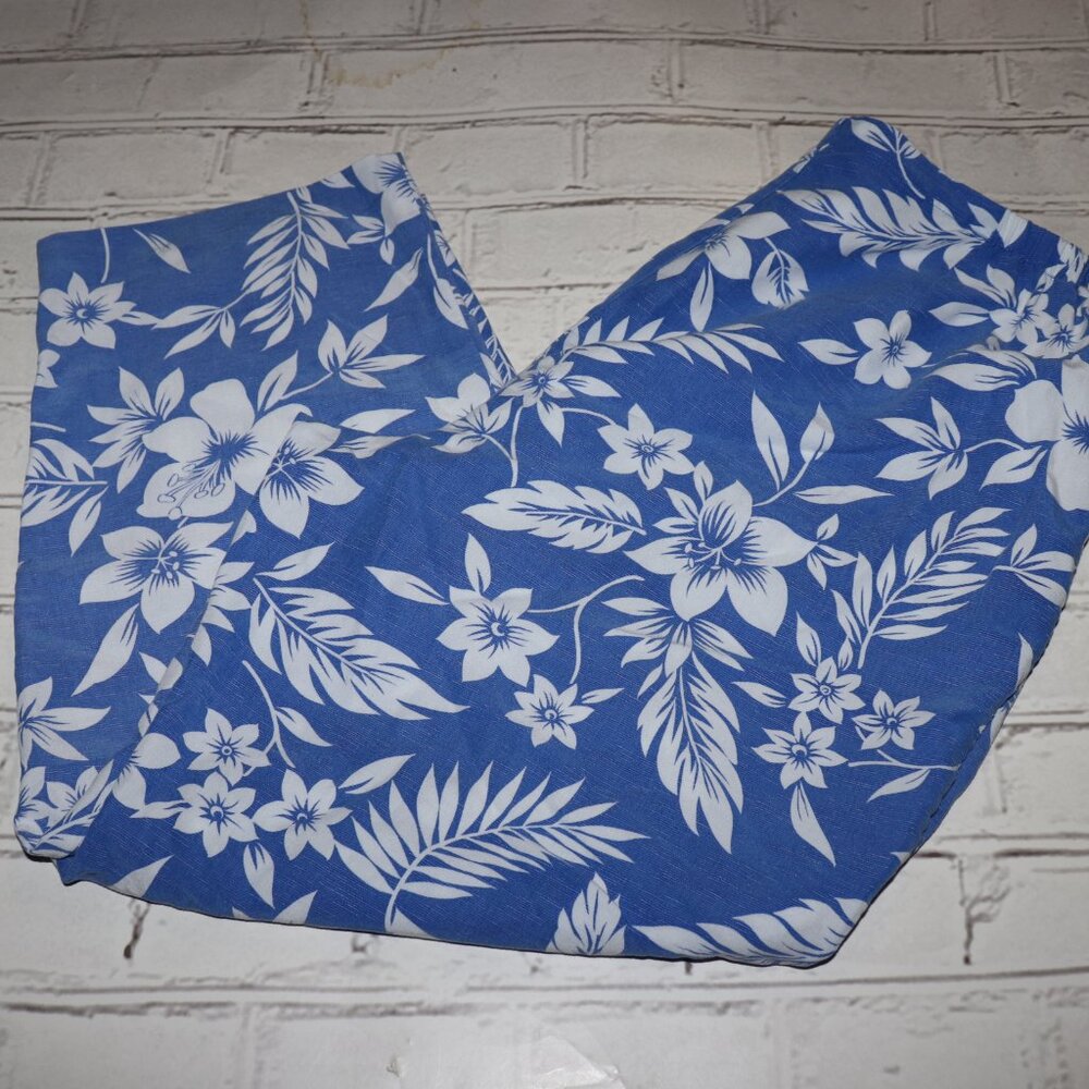 🌺 Sag Harbor Capri Pants · Size 12 · Blue Floral
